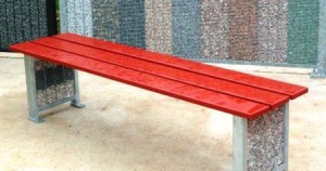 Banc rouge de la gamme mobilier urbain de Courtet Polycomm