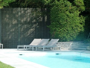 Panneaux modulaires au bord de la piscine