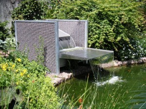 Fontaine design et contemporaine avec panneaux gabions