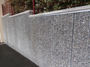 Parement mur exterieur avec grillage et cailloux