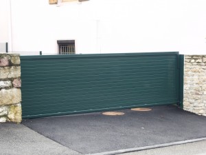 Portail coulissant en métal